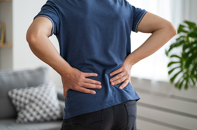 腰を押さえている男性